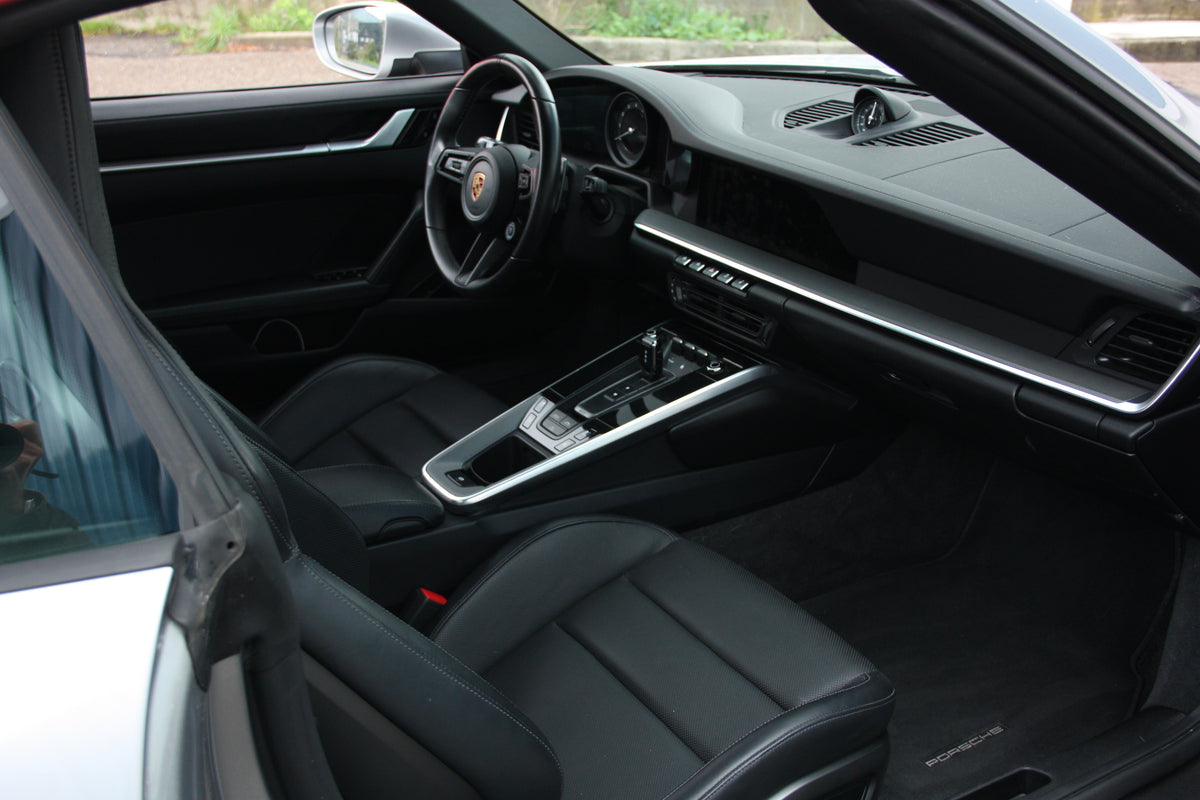 Porsche 992 Carrera S Cabriolet / 35.900km / 127.900€ / 2019