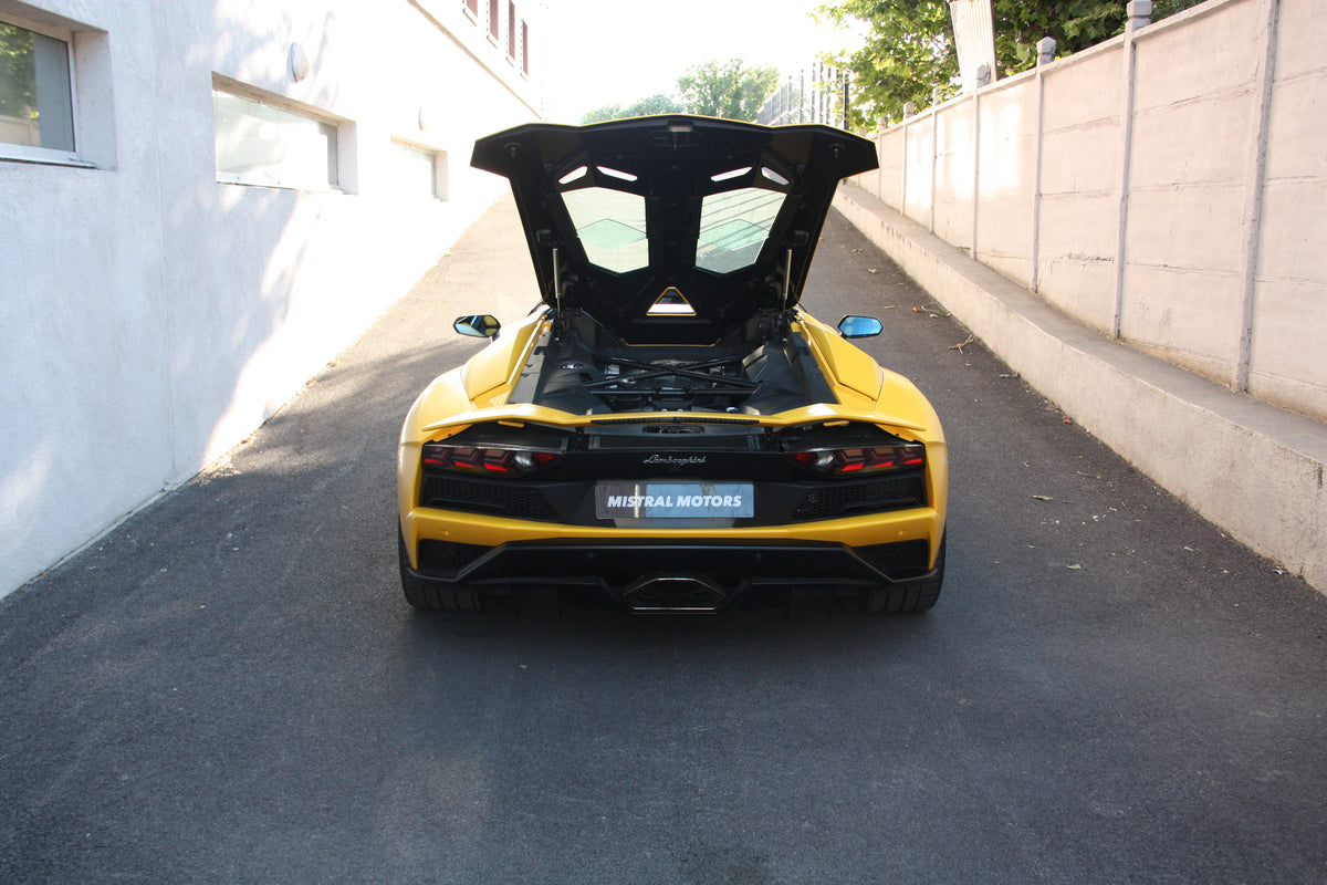 Lamborghini Aventador S Roadster / 28.000km / 394.900€