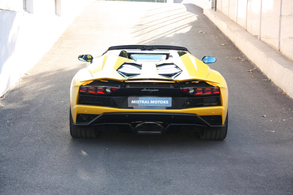Lamborghini Aventador S Roadster / 28.000km / 394.900€