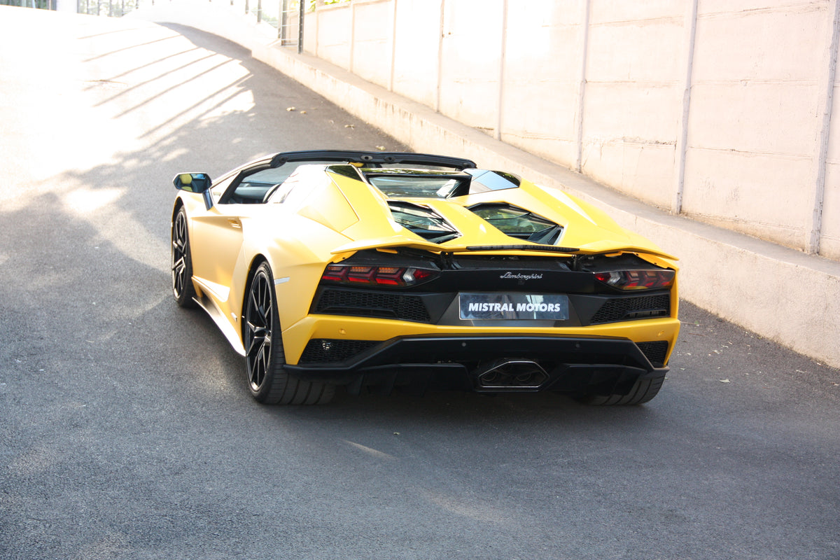 Lamborghini Aventador S Roadster / 28.000km / 394.900€